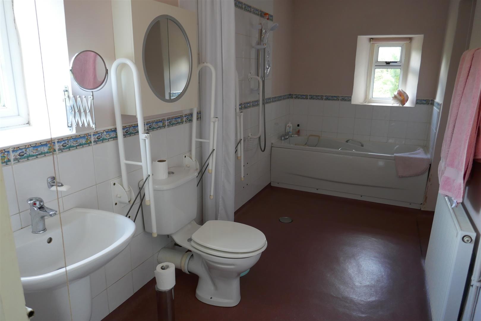 EN SUITE BATHROOM